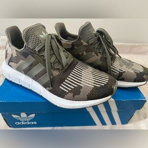 Adidas Swift Run - size 8